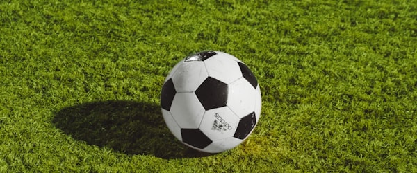 足球比赛精彩瞬间 - 球员在绿茵场上激烈拼抢